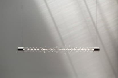 Filamento, de Mayice, es una luminaria escultórica realizada de una sola pieza de vidrio. Al iluminarse desaparece su forma y materia dejando paso a un filamento de luz. La propagación de fotones se convierte en una forma visible y lineal de energía. Un estudio de cómo viaja la luz a través del cristal cóncavo y convexo.