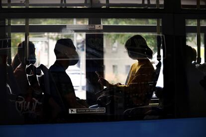 Varios pasajeros se desplazan en un autobús urbano de Madrid.