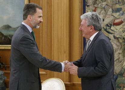 El rey Felipe VI recibe en el Palacio de la Zarzuela al diputado de Nueva Canarias (NC), Pedro Quevedo (d), en la primera jornada de su ronda de contactos para buscar candidato a la investidura. 