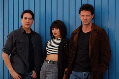 Desde la izquieda, Alberto Ammann, Verónica Echegui y Eloy Azorín, protagonistas de la serie 'Apaches'.