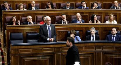 Gabriel Rufián pasa ante Josep Borrell tras ser expulsado de la última sesión de control.