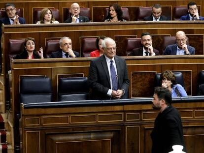 Gabriel Rufián passa davant de Josep Borrell després de ser expulsat de l'última sessió de control.