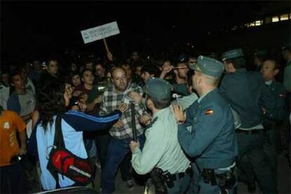 La Guardia Civil se enfrenta a un grupo de personas que increpan a Piqué y Acebes. En la pancarta se lee: "Al Montserratí no volem feixistes".