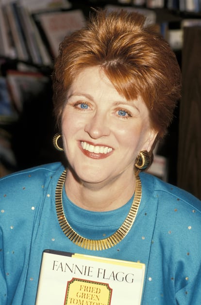 Fannie Flagg con su libro 'Tomates verdes fritos en el café de Whistle Stop'.