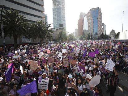 Miles de mujeres marchan en las cales del centro de la Ciudad de México, este miércoles.