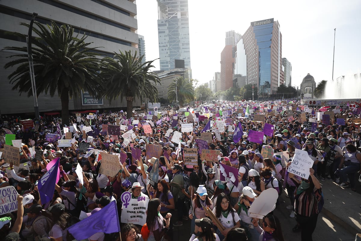 8M: Cientos de miles de mujeres inundan las calles de México para ...