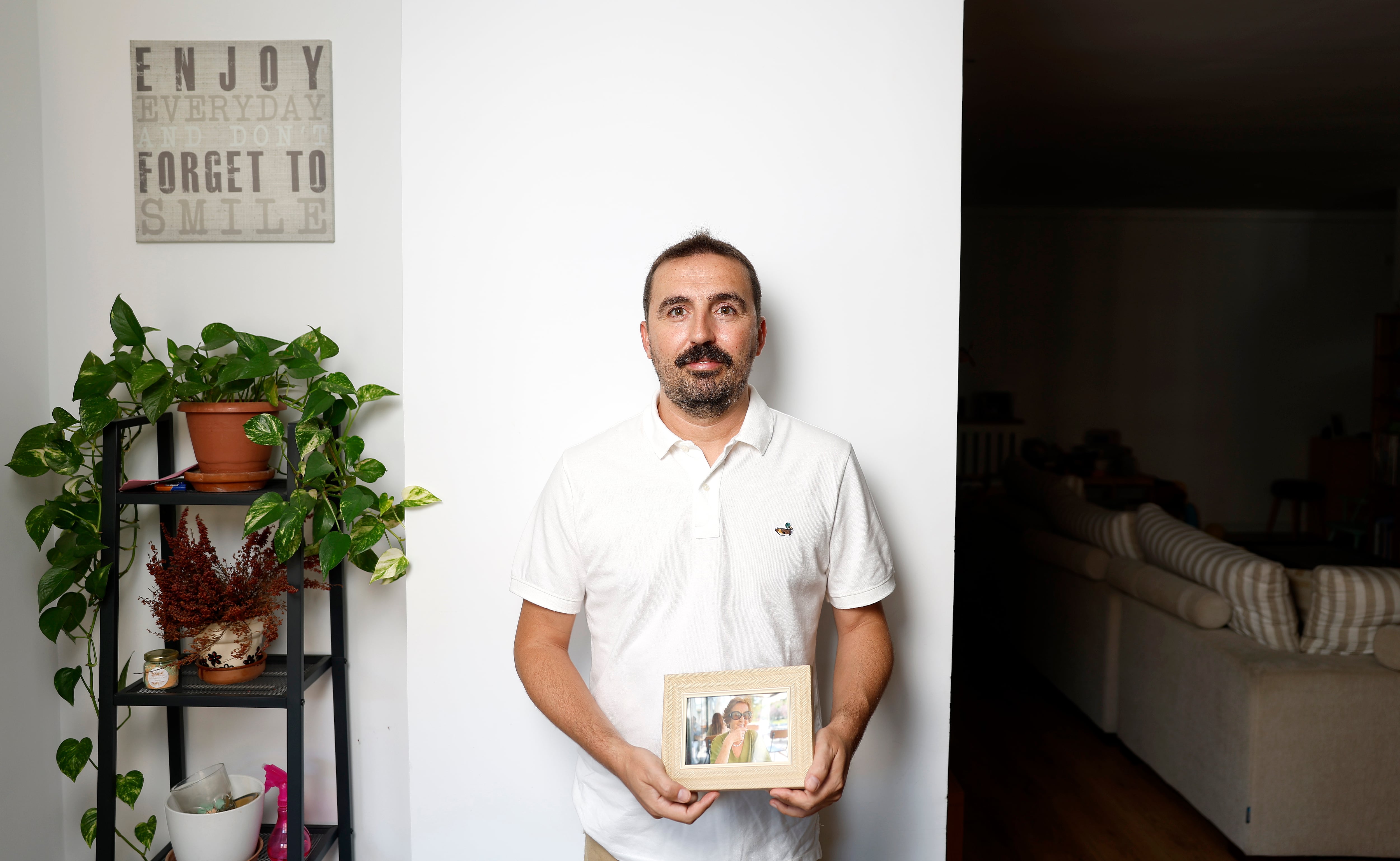 Pablo García del Carrizo, mostrando una imagen de su madre, este jueves en Madrid. 