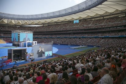 Los asistentes a la asamblea pueden escuchar discursos basados en la Biblia, ver escenificaciones y presentaciones audiovisuales gracias a cuatro macropantallas que se instalarán en el campo del Atlético de Madrid. Todo se ha organizado con la ayuda de más de 11.000 voluntarios.