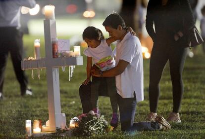 Un padre y si hija visitan la tumba de uno de las personas asesinadas durante el tirotea en la escuela de secundaria Stoneman Douglas en Parkland, Florida (EE UU).