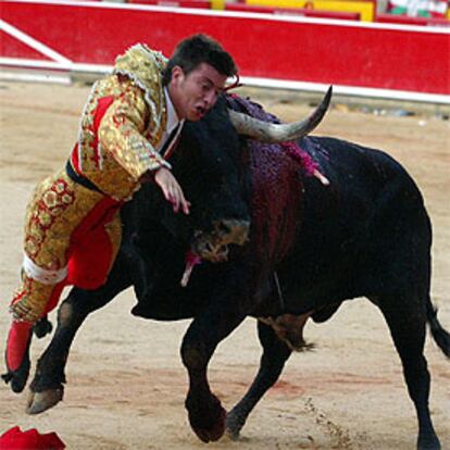 Gómez Escorial, durante los momentos angustiosos en que entró a matar a su segundo toro.