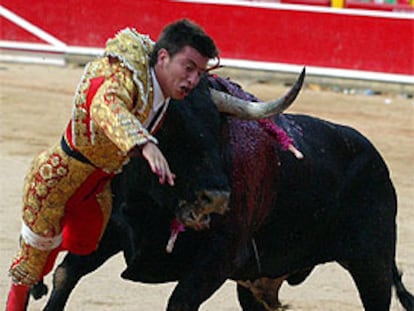 Gómez Escorial, durante los momentos angustiosos en que entró a matar a su segundo toro.