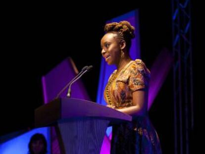 Chimamanda Ngozi Adichie, en el Hay Festival de 2012 en Hay-on-Wye.