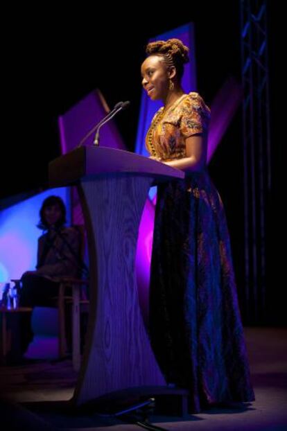 Chimamanda Ngozi Adichie, en el Hay Festival de 2012 en Hay-on-Wye.