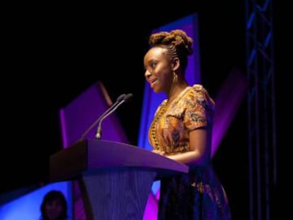 Chimamanda Ngozi Adichie, en el Hay Festival de 2012 en Hay-on-Wye.