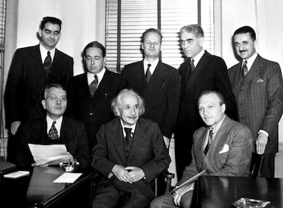 En 1946 se creó el Comité de Emergencia de Científicos Atómicos, con Einstein como presidente, compuesto de otros siete científicos, que aparecen en la foto. Estos ocho expertos iniciaron una campaña de concienciación y comenzaron a publicar el famoso <i>Bulletin of the Atomic Scientists</i>, desde donde se desplegó una campaña contra el uso militar de la energía atómica. Años más tarde, en 1955, Einstein escribió su última carta: iba dirigida a Bertrand Russell, y con ella aceptaba el Manifiesto Einstein-Russell, que convocaba una conferencia para estudiar los peligros de la guerra y de la carrera armamentista. De esta iniciativa surgieron las Conferencias Pugwash que, desde entonces, reúnen a científicos de todo el mundo para avanzar en sus propósitos de desarme y paz.