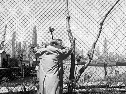 Truman Capote posa en Brooklyn, con Manhattan al fondo, en marzo de 1958.