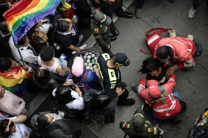 Una mujer es atendida por personal de emergencia luego de desmayarse en la marcha.