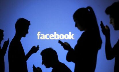 L'ombra d'usuaris de Facebook davant d'una projecció.