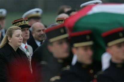 La viuda del presidente palestino, Suha Arafat, observa el ataúd con los restos de su marido, ayer en una base militar cerca de París.