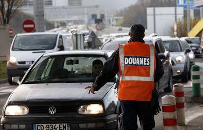 Agents francesos controlen la frontera amb Suïssa.