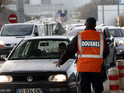 Agents francesos controlen la frontera amb Suïssa.