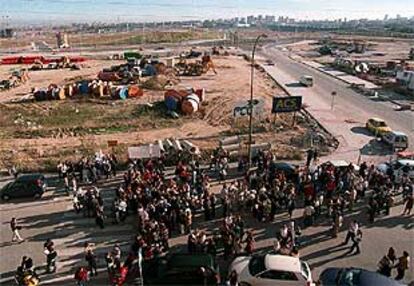 Los afectados por el 'caso CPV', en los solares del nuevo barrio de Las Tablas, donde se iban a edificar algunas de sus casas.