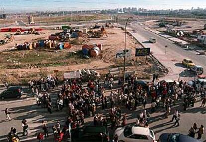 Los afectados por el &#39;caso CPV&#39;, en los solares del nuevo barrio de Las Tablas, donde se iban a edificar algunas de sus casas.