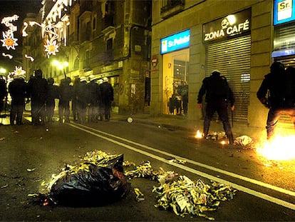 Agentes de la policía durante los disturbios de ayer en la calle de Ferran.