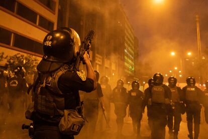 Un oficial de policía lanza gas lacrimógeno a los manifestantes durante una protesta el domingo.
