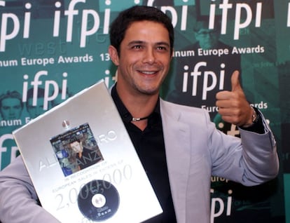 Alejandro Sanz tras recibir, en Bruselas, el premio 'Platinum Europe' en reconocimiento a haber vendido más de un millón de copias de un sólo disco en Europa, el 13 de julio de 2000.