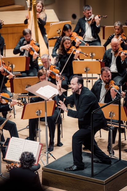 El director Andris Nelsons dirige a la Gewandhaus la ’Sinfonía núm. 4’ de Mahler con uno de sus gestos característicos, el pasado 25 de febrero en Madrid.