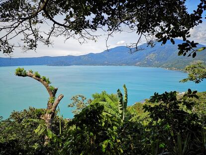 El lago de Coatepeque, ubicado en el departamento de Santa Ana (oeste), ha cambiado a un intenso color turquesa por cuarto año consecutivo. El fenómeno, para el que todavía no hay una explicación certera, aumenta la afluencia de turistas en esta época.