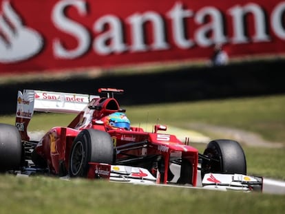 Fernando Alonso rueda en el circuito de Interlagos.