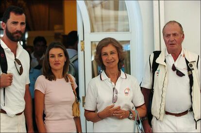 El verano del 2004 fue el primero que Letizia Ortiz acudió a Palma de Mallorca como princesa de Asturias. En la imagen, el príncipe Felipe, doña Letizia, la reina Sofía y el rey Juan Carlos, en el Real Club Náutico de Palma de Mallorca, en agosto de ese año.