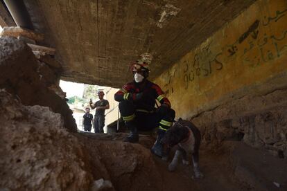 El bombero malagueño Jair Pereira Rodríguez junto con efectivos de la Defensa Civil libanesa durante las labores de rescate en Beirut.