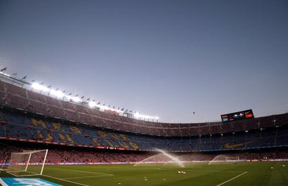El Camp Nou se prepara parqa el derbi catalán.