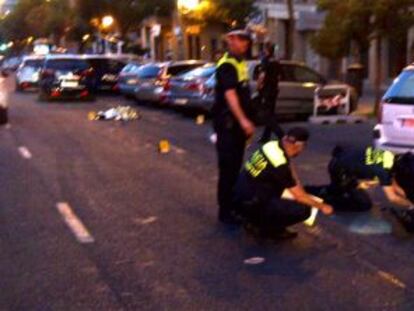 Los policías acordonan la zona del accidente, en la calle Toledo.