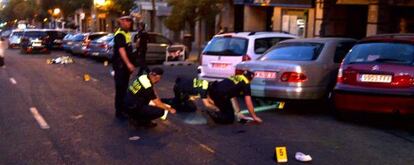 Los policías acordonan la zona del accidente, en la calle Toledo.