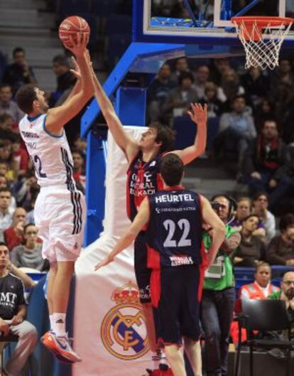 Mirotic lanza ante Bjelica y Heurtel