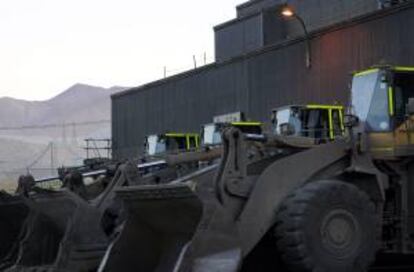 Fotografía de máquinas estacionadas en la mina de cobre Chuquicamata, en la localidad de Calama (Chile). EFE/Archivo