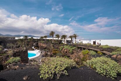 Con el frío instalado en la Península y la previsión de lluvias para los próximos días, el clima de las islas Canarias se antoja un paraíso para muchos. Aquellos que, además, quieran aprovechar estos días para hacer turismo cultural, Lanzarote es una muy buena opción por el legado que César Manrique dejó en su tierra natal, como los Jameos del Agua, el Mirador del Río o su casa, entre otros.