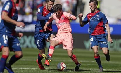 Riqui Puig, al centre, al partit Osca-Barcelona.