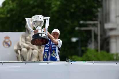 El entrenador del Real Madrid, Carlo Ancelotti, muestra la copa a la afición en la Plaza de Cibeles, este domingo.