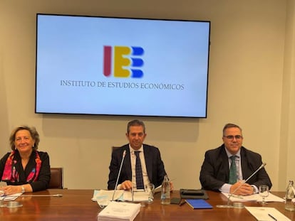 Íñigo Fernández de Mesa,presidente del Instituto de Estudios Económicos (en el centro), Pilarm González de Frutos, presiden ta de la Comisión Fiscal de CEOE y Gregorio Izquierdo, Director General del IEE.