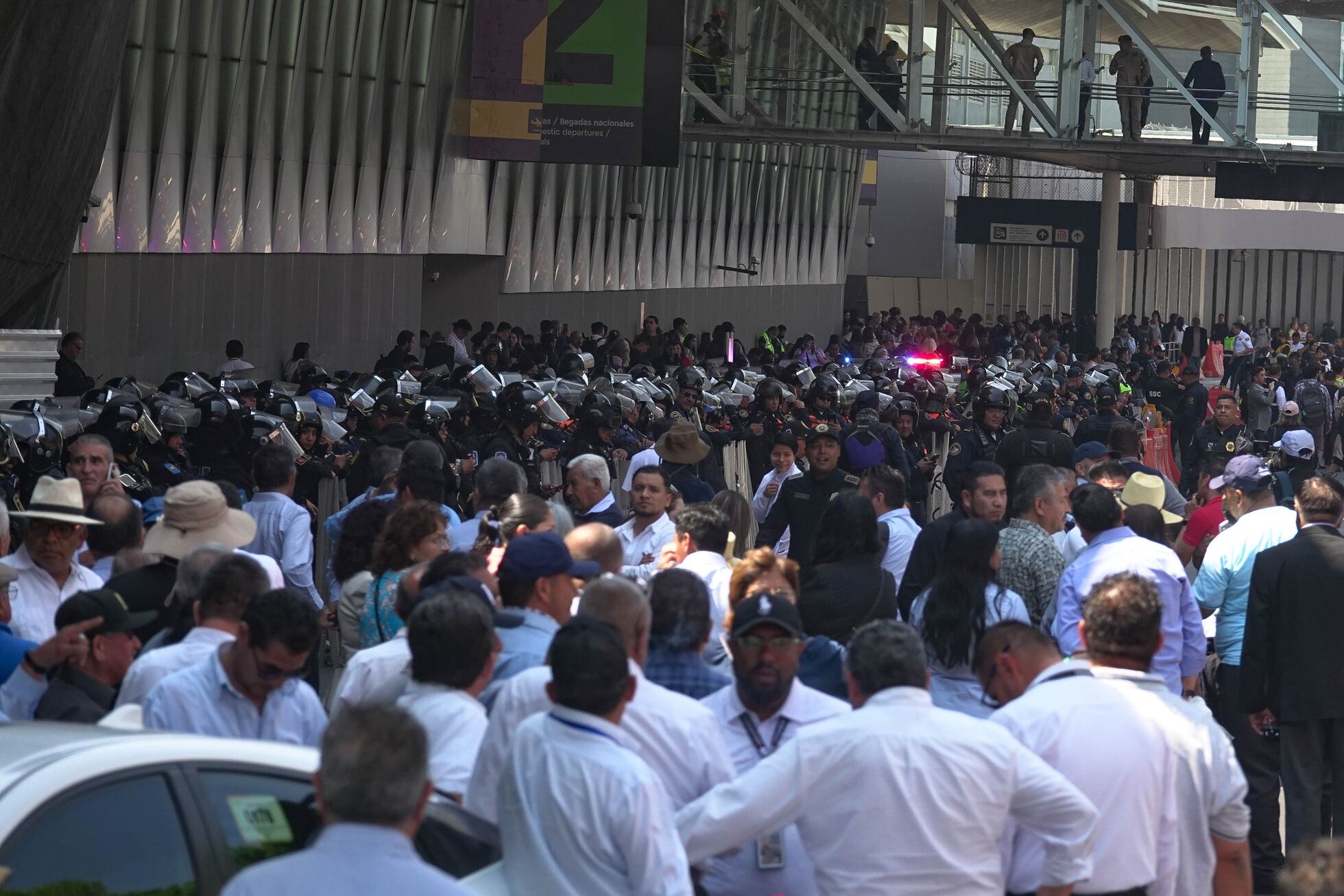 Cuatro horas de caos en el aeropuerto de Ciudad de México por un ...