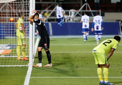 Los jugadores del Getafe, tras encajar el gol de la derrota.