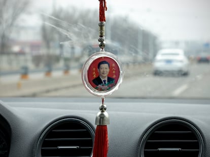 El retrato del presidente chino, Xi Jinping, en un amuleto de la suerte dentro de un automóvil.