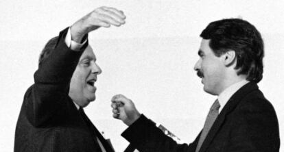 Fraga, tras romper la carta que le envió Aznar poniéndose a su disposición en el Congreso del Partido Popular en Sevilla en 1990, le da el abrazo del oso.