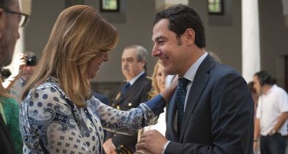 Susana Díaz y Juan Manuel Moreno se saludan en el Parlamento.