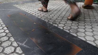 Las placas en memoria de cinco víctimas del terrorismo han sido saboteadas en San Sebastián.
